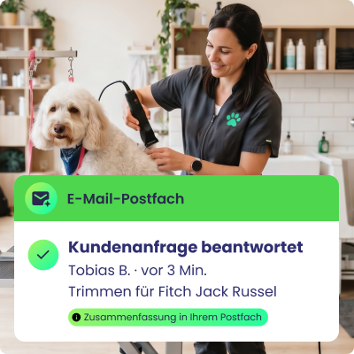 Mitarbeiterin frisiert einen Pudel im Salon, eingeblendetes E-Mail-Postfach mit Benachrichtigung