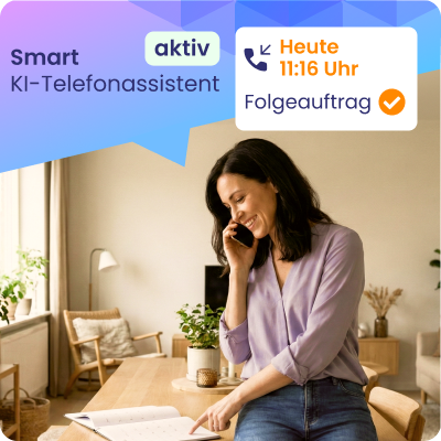 Frau verabredet einen Termin am Telefon, eine Box weist daraufhin, dass das Gespräch mit der KI-Telefonassistenz erfolgt.