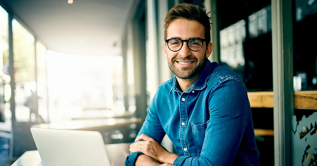Lächelnder Mann am Notebook