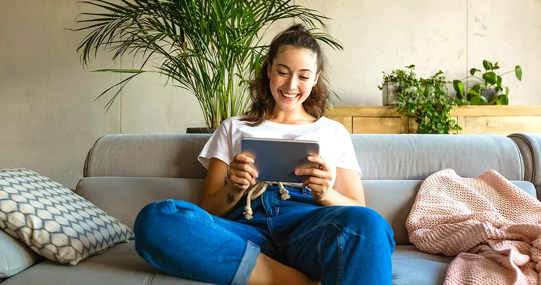 Lächelnde Frau mit Tablet