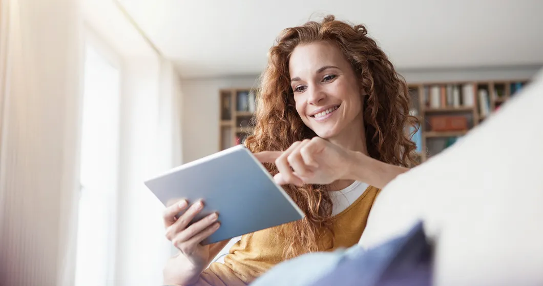 Junge lächelnde Frau mit Tablet